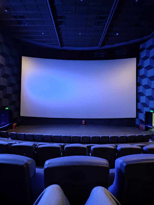 西安终于有激光 IMAX 了，虽然只是个 19.5 米宽度的三代 XT 🤣 这个厅的高度其实还有不少空余，但是宽度到极限了