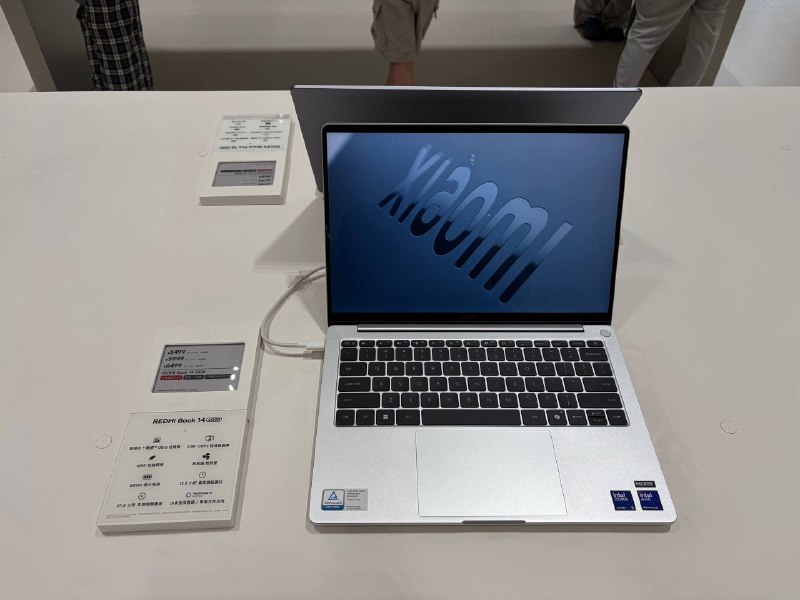 草了，MTL 这个 REDMI Book 2026 的亮面甚至不是裸屏，而是做的玻璃全贴合……