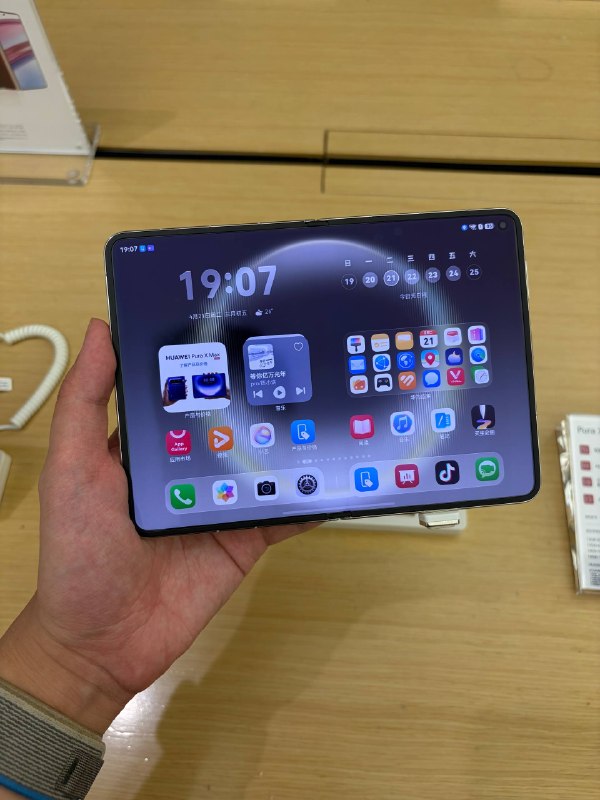 #羊XO 摸了 Pura X Max本来不那么想买 iPhone 折叠，但这回感觉必买不可了……展开后的长边只比 Mate 80 Pro 大一点点，非常合适了属于是 🫡为什么外屏不能横屏用，前面忘了，柔性框架，后面忘了 😭 让我跟 Pura X 内屏不让横屏一样难受颜色方面个人倾向于紫色#羊XO 摸了 Pura X Max本来不那么想买 iPhone 折叠，但这回感觉必买不可了……展开后的长边只比 Mate 80 Pro 大一点点，非常合适了属于是 🫡为什么外屏不能横屏用，前面忘了，柔性框架，后面忘了 😭 让我跟 Pura X 内屏不让横屏一样难受颜色方面个人倾向于紫色