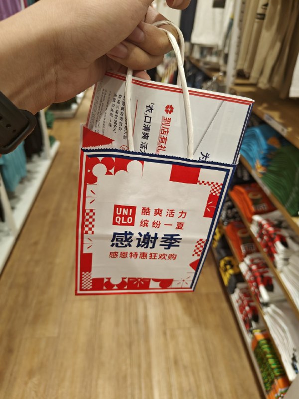优衣库进店送一瓶三得利乌龙茶的