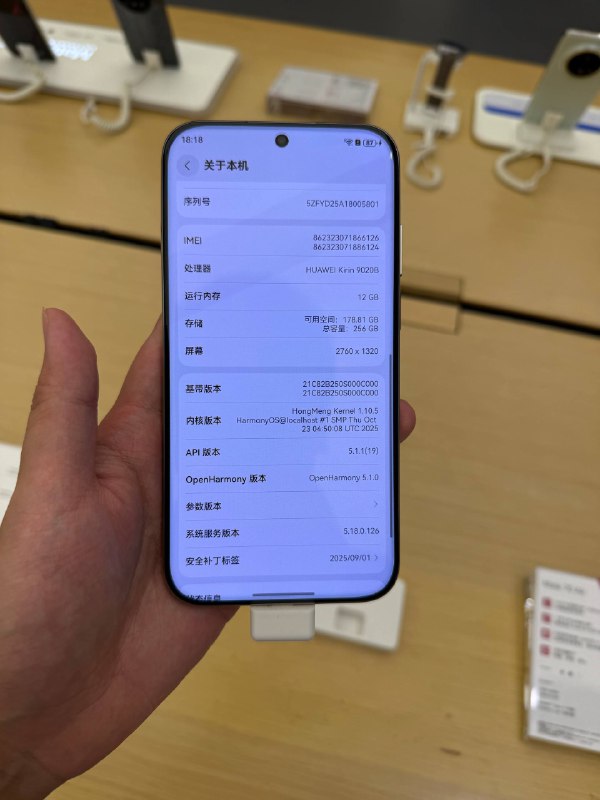 #羊XO 摸了华为 Mate 70 Air其实这个四曲面设计比想象中显薄，跟旁边 5.1mm 但两面都是全平的 MatePad mini 没有什么体感上的厚度差异不过重量感还是有点明显了，这个感受还是不太 Air 🥺关于里面写了 Kirin 9020B，预装的是 API 19 的 HarmonyOS 5.1 4K 30 录像三摄均可切换，4K 60 不支持超广支持长焦，但居然切换点挪到了大约 3.8x 的位置，不知道为什么？看授权店标签有一种线下没打算卖 16GB 的微妙预感……#羊XO 摸了华为 Mate 70 Air其实这个四曲面设计比想象中显薄，跟旁边 5.1mm 但两面都是全平的 MatePad mini 没有什么体感上的厚度差异不过重量感还是有点明显了，这个感受还是不太 Air 🥺关于里面写了 Kirin 9020B，预装的是 API 19 的 HarmonyOS 5.1 4K 30 录像三摄均可切换，4K 60 不支持超广支持长焦，但居然切换点挪到了大约 3.8x 的位置，不知道为什么？看授权店标签有一种线下没打算卖 16GB 的微妙预感……