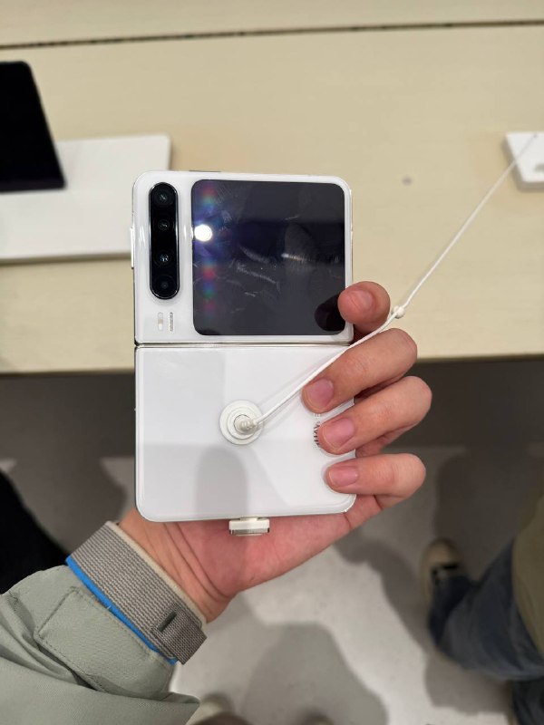 这个尺寸的掌控感挺好的，合上后的姿势其实挺自然，展开可能有点尴尬，以及这机器可能得用你的人脸识别解锁吧（这个尺寸的掌控感挺好的，合上后的姿势其实挺自然，展开可能有点尴尬，以及这机器可能得用你的人脸识别解锁吧（