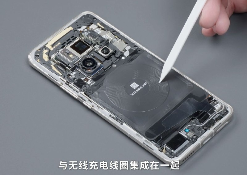 Magic 6 Pro 用的是 NFC 和无线充电线圈集成设计，这个位置刷卡……
