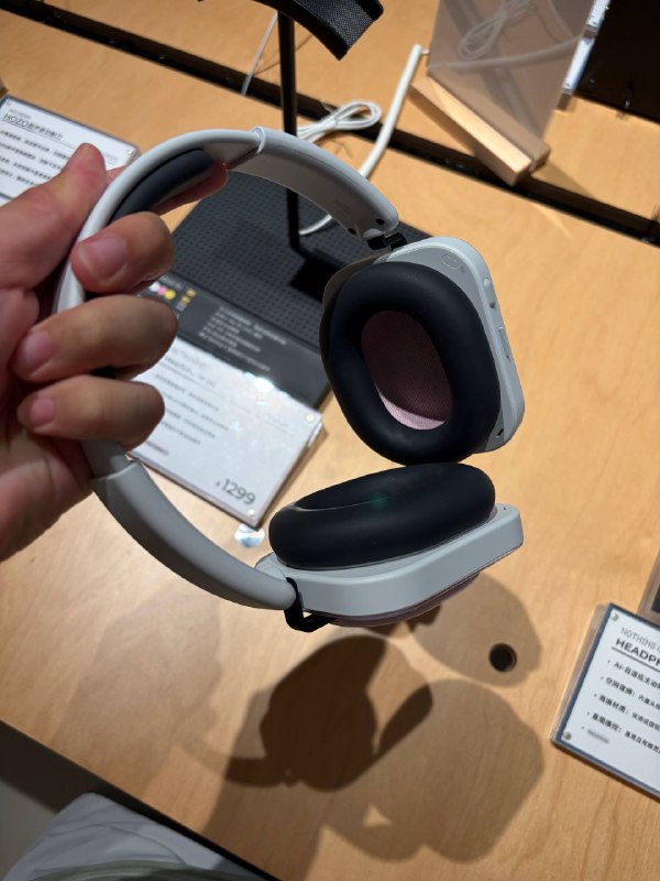 感觉 Nothing Headphone （a） 的塑料看着比 （1） 的金属更和谐（感觉 Nothing Headphone （a） 的塑料看着比 （1） 的金属更和谐（