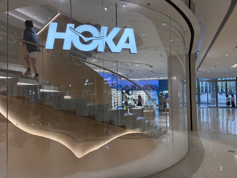 HOKA 都能开两层店了 😤