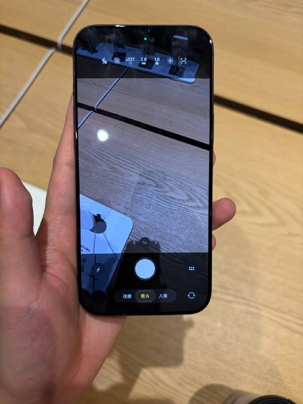 #羊XO 摸了 iPhone 18 Pro 系列这代四个颜色的追色都做的可以，所以你让我选的话我可能会选蓝色？重量的增加其实我体会不明显，可能轻和重的手机之间来回换已经免疫了，我拿华子 XT2 也觉得还好