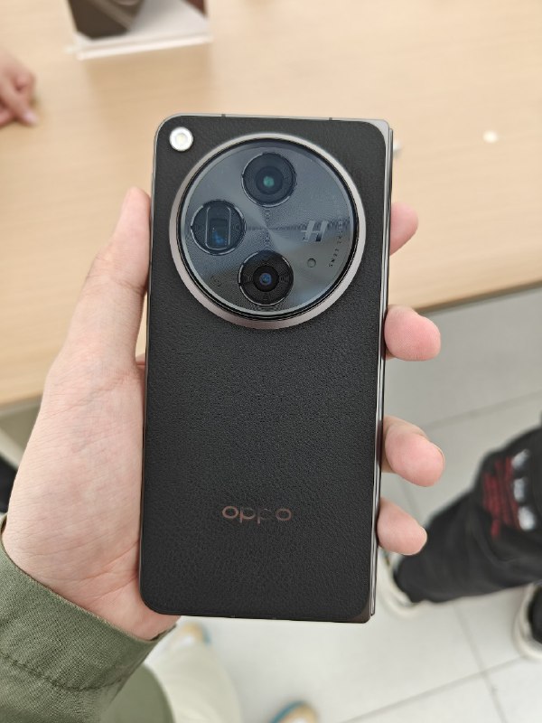 #羊XO 还没摸到绿色主要颜色都是磨砂边框还是好评的，手感比较方正不算太舒适，相机 deco 存在感也比较明显