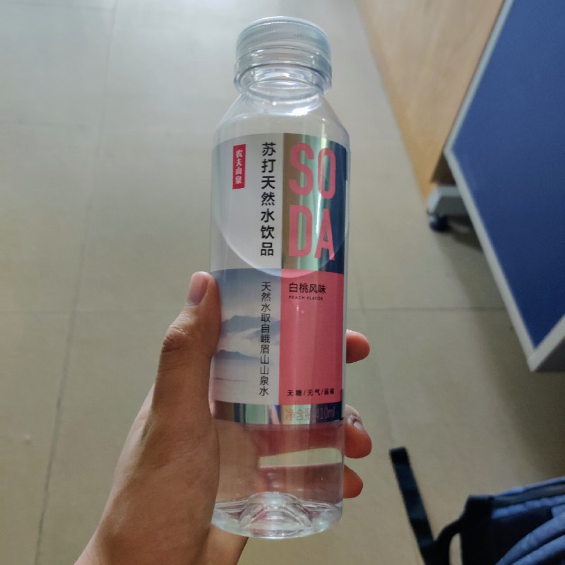 农夫山泉白桃味苏打水，喝着还不错，¥4 一瓶