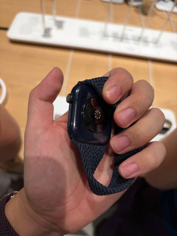 #羊XO 摸了 Apple Watch S12这次铝合金款几个配色都非常“手表”，没出那种超级显眼、后期卖不掉打骨折的配色了