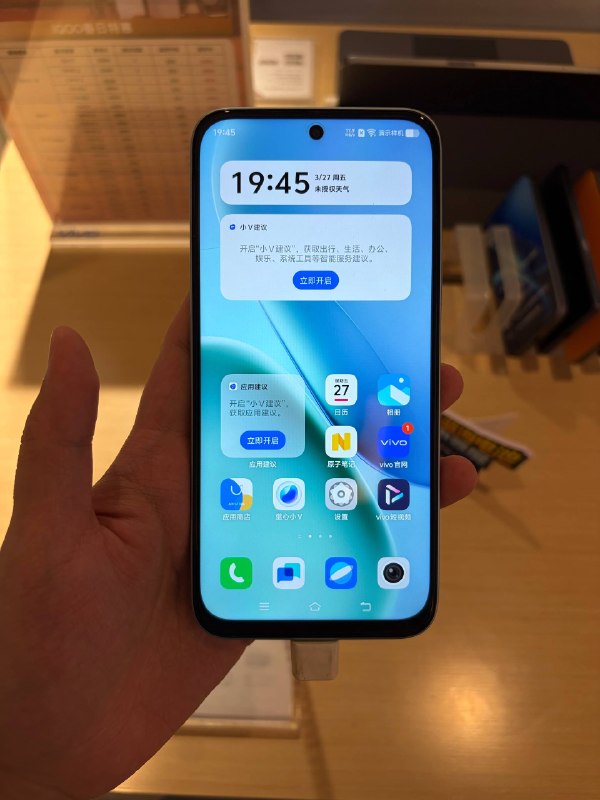 #羊XO 摸了 iQOO Z11x其实这块屏一眼看上去比我的预期好一点点，但不知道为什么演示机被拉了一个很冷的色温（虽然那个球里没走多远但是真的很冷，我选默认后回去了一点），甚至我打开护眼模式才回到 6500K（草）这屏响应速度似乎还可以，感觉不太拖影而且这台机器还在提示功能发布会后解禁，整个 demo 傻掉了，有 vivo 的同事清楚吗 😢#羊XO 摸了 iQOO Z11x其实这块屏一眼看上去比我的预期好一点点，但不知道为什么演示机被拉了一个很冷的色温（虽然那个球里没走多远但是真的很冷，我选默认后回去了一点），甚至我打开护眼模式才回到 6500K（草）这屏响应速度似乎还可以，感觉不太拖影而且这台机器还在提示功能发布会后解禁，整个 demo 傻掉了，有 vivo 的同事清楚吗 😢