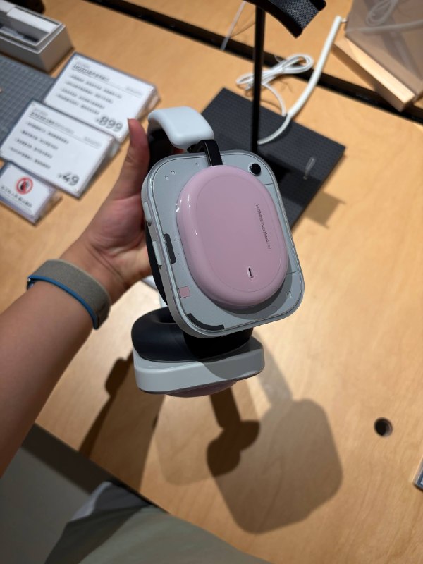 感觉 Nothing Headphone （a） 的塑料看着比 （1） 的金属更和谐（感觉 Nothing Headphone （a） 的塑料看着比 （1） 的金属更和谐（