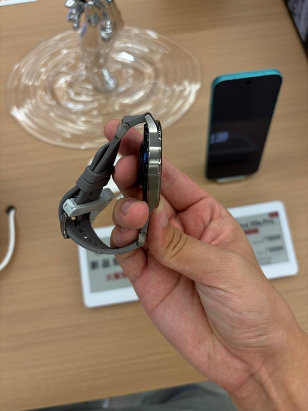 #羊XO 摸了 OPPO Find X10 系列X10 E 我们就过了，但不知为何还没有解锁相机，说一个缺德的就是，目前 D9400 的流畅度口碑要比 D9500 好，这可能不是一个坏事 🫡X10 标准版这个 Deco 设计就见仁见智吧，我肯定是觉得，你 TM 不要给我搞这傻逼凸台了