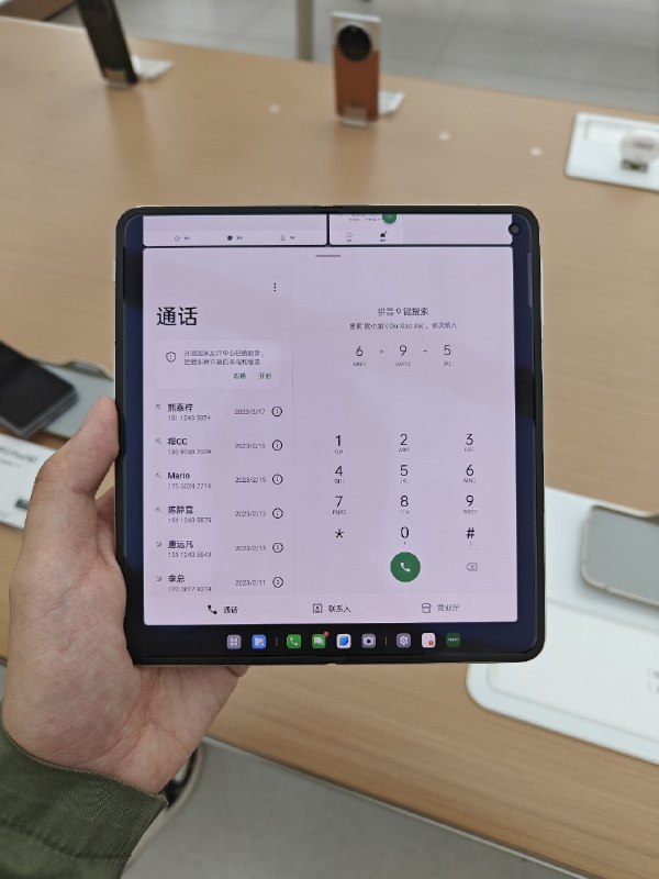 #羊XO 还没摸到绿色主要颜色都是磨砂边框还是好评的，手感比较方正不算太舒适，相机 deco 存在感也比较明显