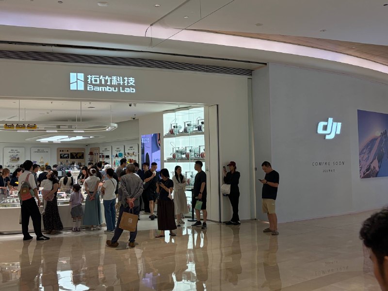 壹方城是懂搞事情的，把小米华为放正对门后，又把拓竹搞 DJI 旁边了（