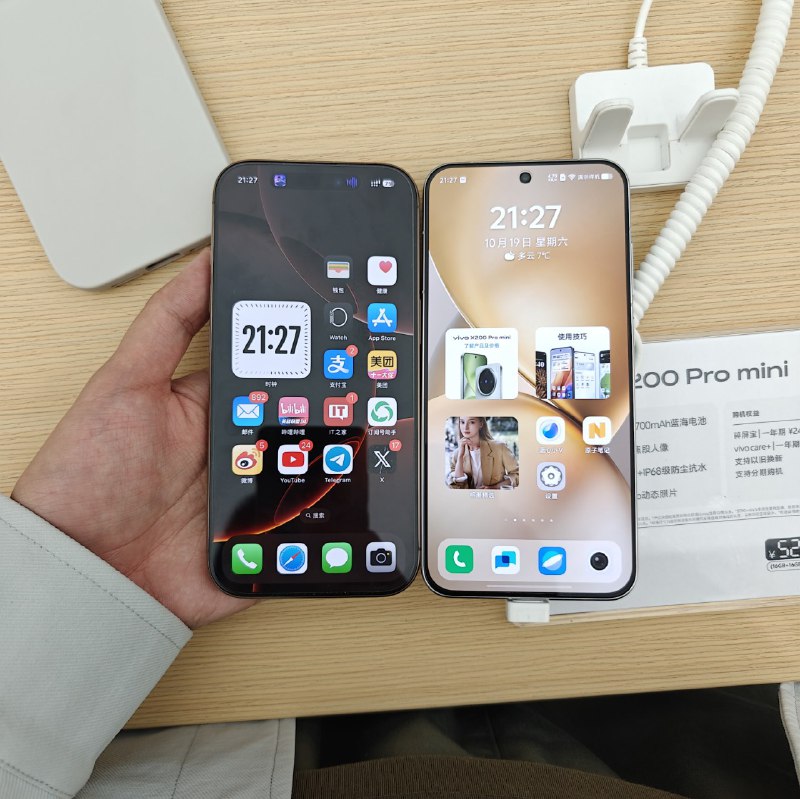 #羊XO这三台里我最喜欢的还是 X200 Pro mini这次 X200 和 X200 Pro 的手感实在太砖了，而且总觉得比更直的 X100s 更难在手里掌控，不是小米 14 Pro 那种硌的感觉，但我也不知道为什么