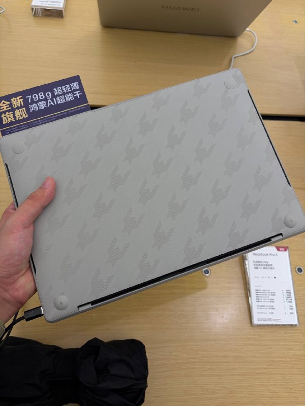 这家店今天价签都上了，MateBook Pro S 出样的是典藏版，店里店员极多