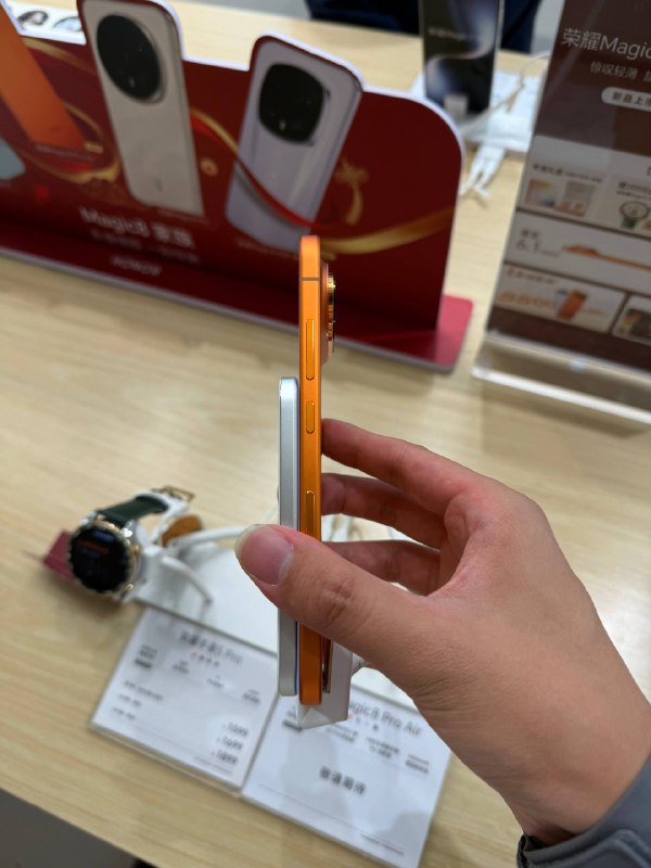 #羊XO 摸了荣耀 Magic 8 Pro Air确实非常轻薄，但手感感觉没到 iPhone Air 那个 wow 点，和金沙江放一起大家看一下～后盖玻纤的手感和边框挺统一的，这次相机按键是压感的相机支持 4K 60 HDR Vivid 三摄无缝切换，不过取景器相当惨文化，我不好说到底调得怎么样……#羊XO 摸了荣耀 Magic 8 Pro Air确实非常轻薄，但手感感觉没到 iPhone Air 那个 wow 点，和金沙江放一起大家看一下～后盖玻纤的手感和边框挺统一的，这次相机按键是压感的相机支持 4K 60 HDR Vivid 三摄无缝切换，不过取景器相当惨文化，我不好说到底调得怎么样……