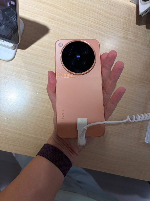 #羊XO 摸了 vivo X500 系列标准版上周已经摸过就不说了，就是验证了上周摸那台后盖割手的应该是品质问题