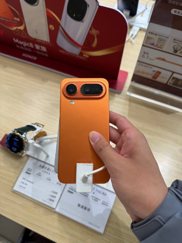 #羊XO 摸了荣耀 Magic 8 Pro Air确实非常轻薄，但手感感觉没到 iPhone Air 那个 wow 点，和金沙江放一起大家看一下～后盖玻纤的手感和边框挺统一的，这次相机按键是压感的相机支持 4K 60 HDR Vivid 三摄无缝切换，不过取景器相当惨文化，我不好说到底调得怎么样……#羊XO 摸了荣耀 Magic 8 Pro Air确实非常轻薄，但手感感觉没到 iPhone Air 那个 wow 点，和金沙江放一起大家看一下～后盖玻纤的手感和边框挺统一的，这次相机按键是压感的相机支持 4K 60 HDR Vivid 三摄无缝切换，不过取景器相当惨文化，我不好说到底调得怎么样……
