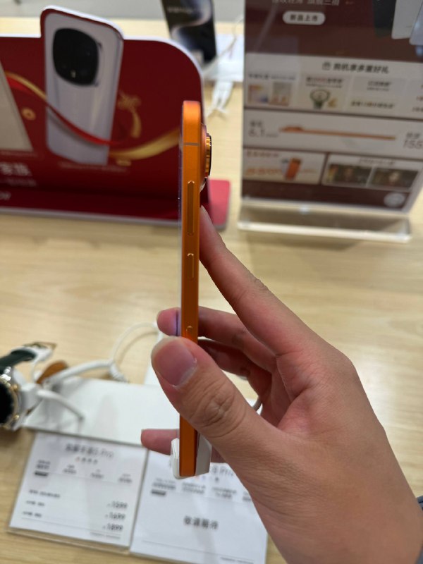 #羊XO 摸了荣耀 Magic 8 Pro Air确实非常轻薄，但手感感觉没到 iPhone Air 那个 wow 点，和金沙江放一起大家看一下～后盖玻纤的手感和边框挺统一的，这次相机按键是压感的相机支持 4K 60 HDR Vivid 三摄无缝切换，不过取景器相当惨文化，我不好说到底调得怎么样……#羊XO 摸了荣耀 Magic 8 Pro Air确实非常轻薄，但手感感觉没到 iPhone Air 那个 wow 点，和金沙江放一起大家看一下～后盖玻纤的手感和边框挺统一的，这次相机按键是压感的相机支持 4K 60 HDR Vivid 三摄无缝切换，不过取景器相当惨文化，我不好说到底调得怎么样……