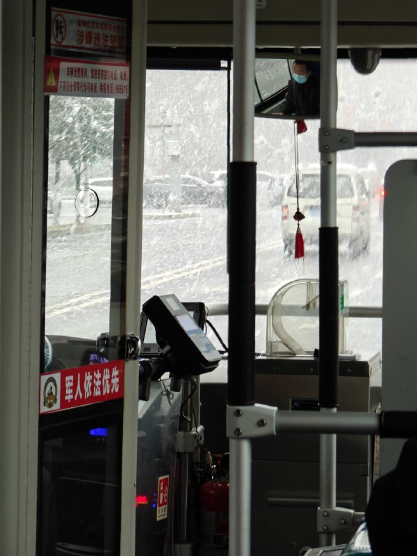 雪开始下大了