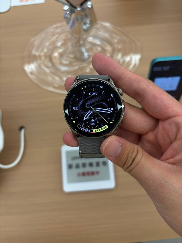 #羊XO 摸了 OPPO Find X10 系列X10 E 我们就过了，但不知为何还没有解锁相机，说一个缺德的就是，目前 D9400 的流畅度口碑要比 D9500 好，这可能不是一个坏事 🫡X10 标准版这个 Deco 设计就见仁见智吧，我肯定是觉得，你 TM 不要给我搞这傻逼凸台了