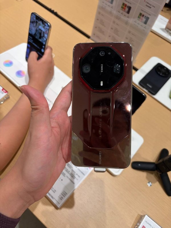 #羊XO 摸了华子 Mate 90 系列这次的 CMF 我又有点失望，本以为白色可能会还不错的我，看到真机后想给白色评为垫底