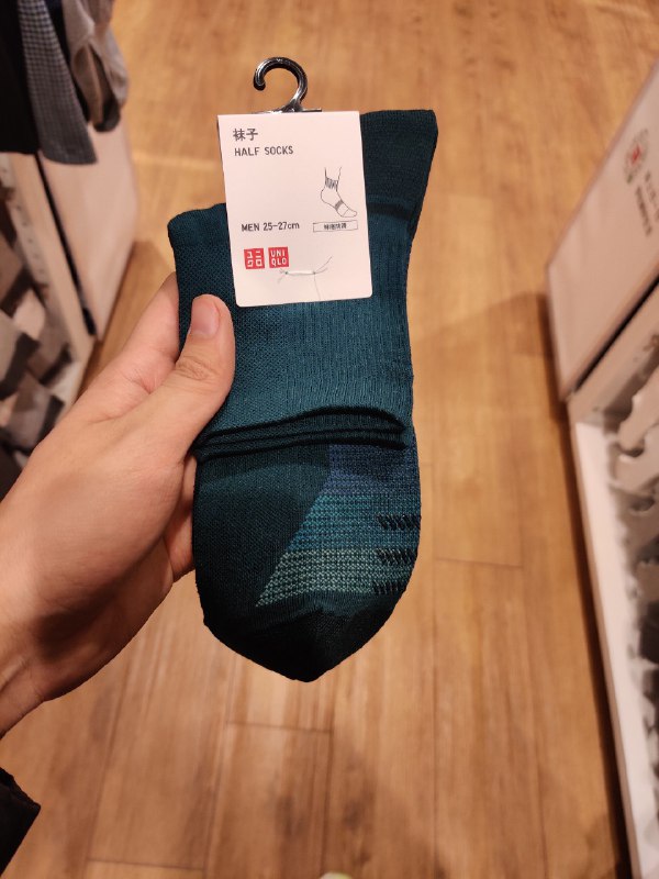 这店十元区这款有一整排……优衣库最适合运动的袜子，没有之一