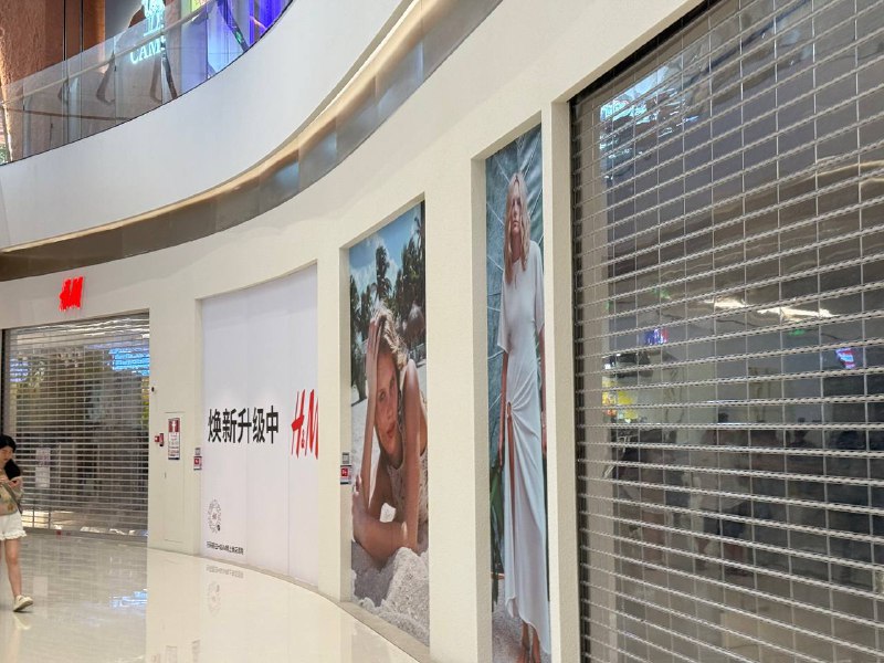 怎么新开商场里，还没开业的店贴了个焕新升级中