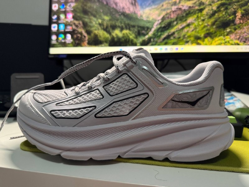 #羊XO 这次买了一双比较抽象的鞋，HOKA 的 Clifton One9简单来说，这就是一双换了 Clifton 初代风味鞋面的 Clifton 9，官方定价是 1099那为什么要买它呢？因为它 549 块了 😤由于这鞋的几个配色都比较大胆，我还是选了最保守、以及我没有的银灰色系虽然 HOKA 一直以来的质感呈现都不是那种“哇工艺品”而更偏向于“哇好舒服”，但这双鞋尤其是前半部分热压胶条的质感表达，明显还是再低了一档，也解释了它这个价格清仓的理由在屋里随便走了走的体会，其实它是比我预想中要硬得一双鞋，跟我已经有的 Rincon 4 比感觉像是坡差更高、更滚的一个版本，不过具体的穿着感受得明天穿穿看了