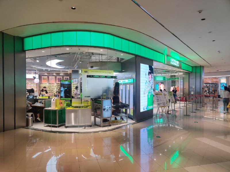 OPPO 让出了一半的面积，但这 OPPO 当初做的玻璃并没有换
