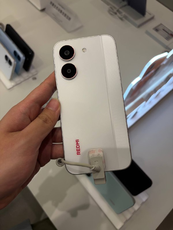 #羊XO 摸了 REDMI Turbo 5 系列，感觉好像没什么可说的（强烈建议买玻璃而非玻纤的配色，如 Max 的蓝色就不错这次 Max 的模型机做得好割手，得扣钱了啊 😡 真机感觉没标准版和 K90 润但也还好两台机器的录像规格都是主摄支持 4K 60、UW 支持 1080p 30#羊XO 摸了 REDMI Turbo 5 系列，感觉好像没什么可说的（强烈建议买玻璃而非玻纤的配色，如 Max 的蓝色就不错这次 Max 的模型机做得好割手，得扣钱了啊 😡 真机感觉没标准版和 K90 润但也还好两台机器的录像规格都是主摄支持 4K 60、UW 支持 1080p 30