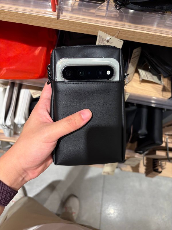 MUJI 这包其实塞 PXV 也是塞得下的PS：这店居然还有剩 Air 壳，但居然是原价MUJI 这包其实塞 PXV 也是塞得下的PS：这店居然还有剩 Air 壳，但居然是原价