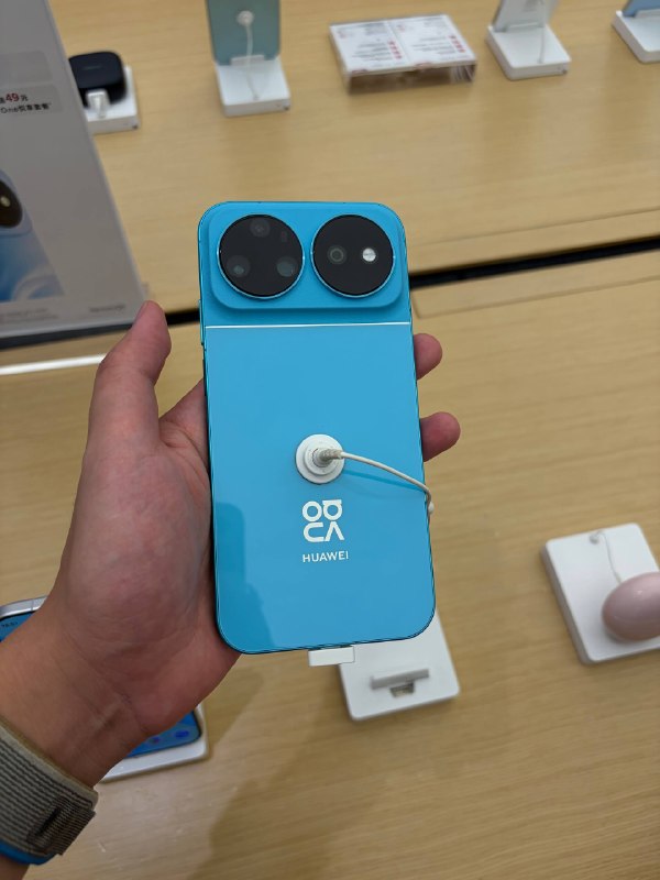 nova 16 Ultra 这个上下拼，不就是 NIO Phone EP Edition 反过来……nova 16 Ultra 这个上下拼，不就是 NIO Phone EP Edition 反过来……