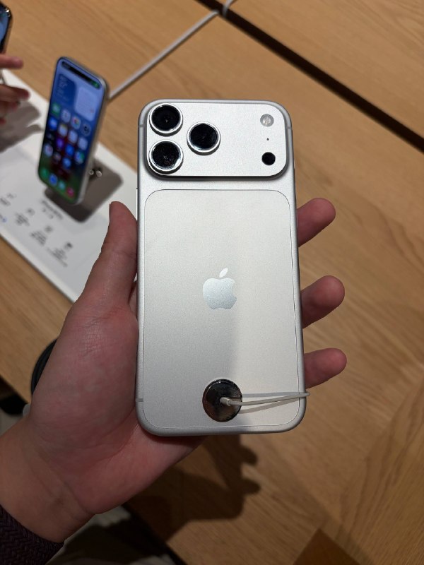 #羊XO 摸了 iPhone 18 Pro 系列这代四个颜色的追色都做的可以，所以你让我选的话我可能会选蓝色？重量的增加其实我体会不明显，可能轻和重的手机之间来回换已经免疫了，我拿华子 XT2 也觉得还好