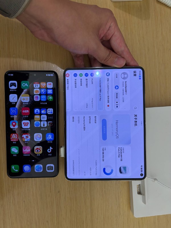 #羊XO 摸了 Pura X Max本来不那么想买 iPhone 折叠，但这回感觉必买不可了……展开后的长边只比 Mate 80 Pro 大一点点，非常合适了属于是 🫡为什么外屏不能横屏用，前面忘了，柔性框架，后面忘了 😭 让我跟 Pura X 内屏不让横屏一样难受颜色方面个人倾向于紫色#羊XO 摸了 Pura X Max本来不那么想买 iPhone 折叠，但这回感觉必买不可了……展开后的长边只比 Mate 80 Pro 大一点点，非常合适了属于是 🫡为什么外屏不能横屏用，前面忘了，柔性框架，后面忘了 😭 让我跟 Pura X 内屏不让横屏一样难受颜色方面个人倾向于紫色