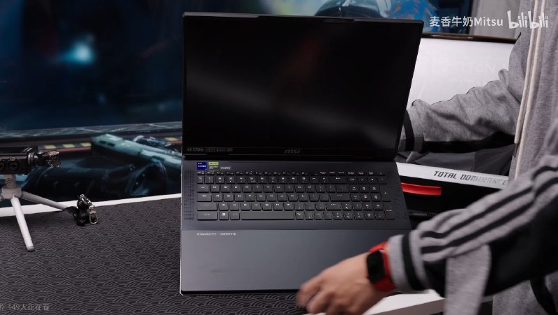 MSI 使用了融合卡，把掌托一体式触摸板和 RGB 灯都做了，但是不是面积不太大（MSI 使用了融合卡，把掌托一体式触摸板和 RGB 灯都做了，但是不是面积不太大（