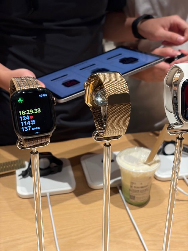 #羊XO 摸了 Apple Watch S12这次铝合金款几个配色都非常“手表”，没出那种超级显眼、后期卖不掉打骨折的配色了