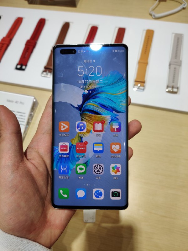 要买就买白色，别的颜色都是乐色瀑布屏的实际体验还行，握持比 Mate30 Pro 舒适很多