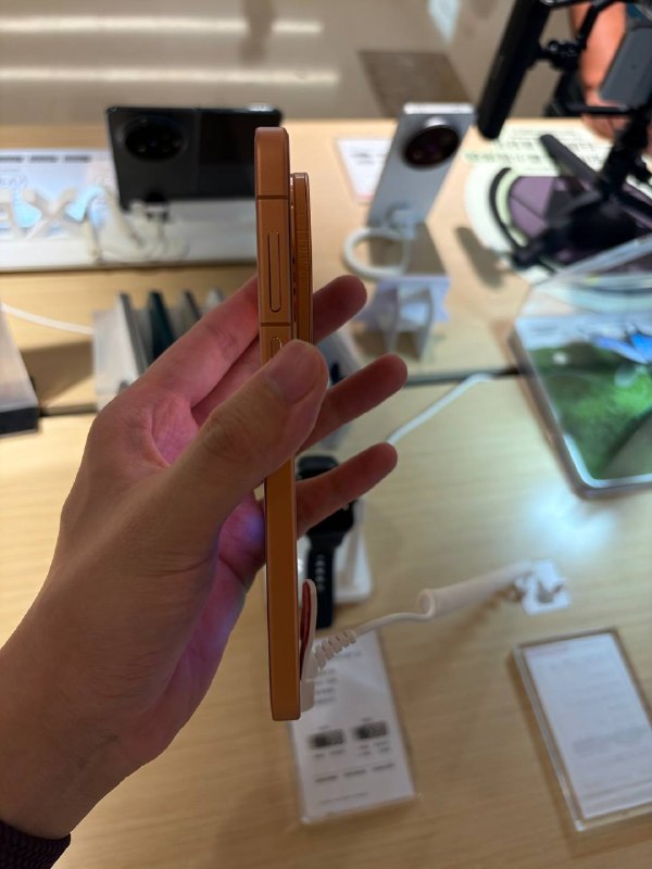 #羊XO 摸了 vivo X500 系列标准版上周已经摸过就不说了，就是验证了上周摸那台后盖割手的应该是品质问题