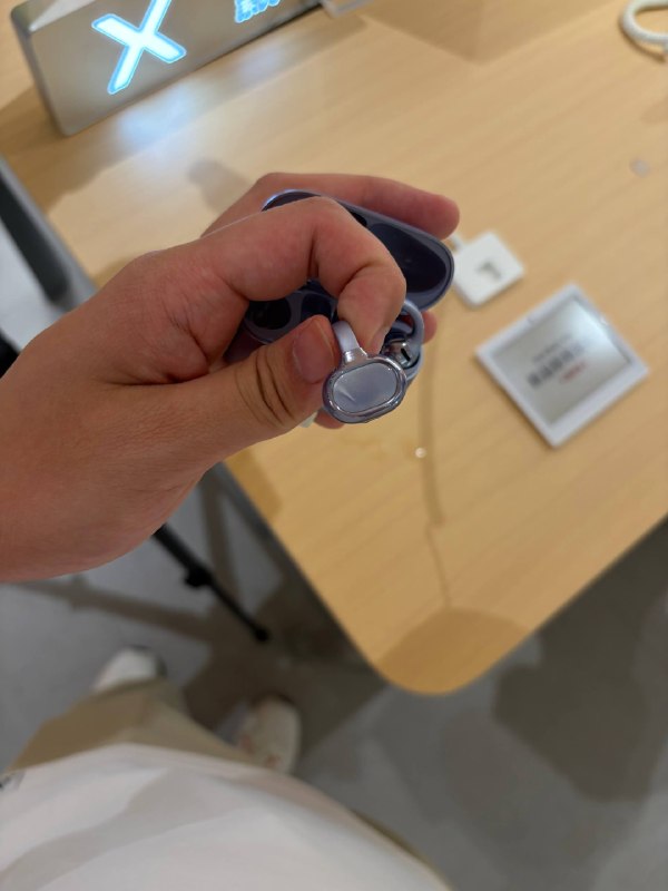 #羊XO X500 这个灰色我看网上 KOL 有一些好评，不过我不好说 🫡vivo Buds Clip 的佩戴舒适度主观感觉和华子一代差不多，外观品质也基本是一个廉价版的华子 1 代风格，亮面漆感觉选的不够好，这个为了设计不同而不同的平面花纹也……#羊XO X500 这个灰色我看网上 KOL 有一些好评，不过我不好说 🫡vivo Buds Clip 的佩戴舒适度主观感觉和华子一代差不多，外观品质也基本是一个廉价版的华子 1 代风格，亮面漆感觉选的不够好，这个为了设计不同而不同的平面花纹也……