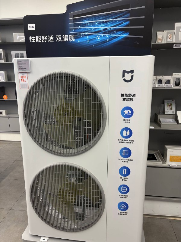 PS：这个挺小的店还摆了全套徕卡模型和中央空调外机（PS：这个挺小的店还摆了全套徕卡模型和中央空调外机（